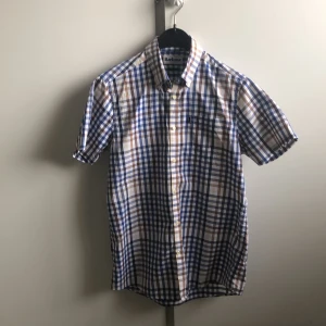 Barbour skjorta - Barbour skjorta äkta 100% cotton, funkar bäst till somrigt väder och är i storlek M 
