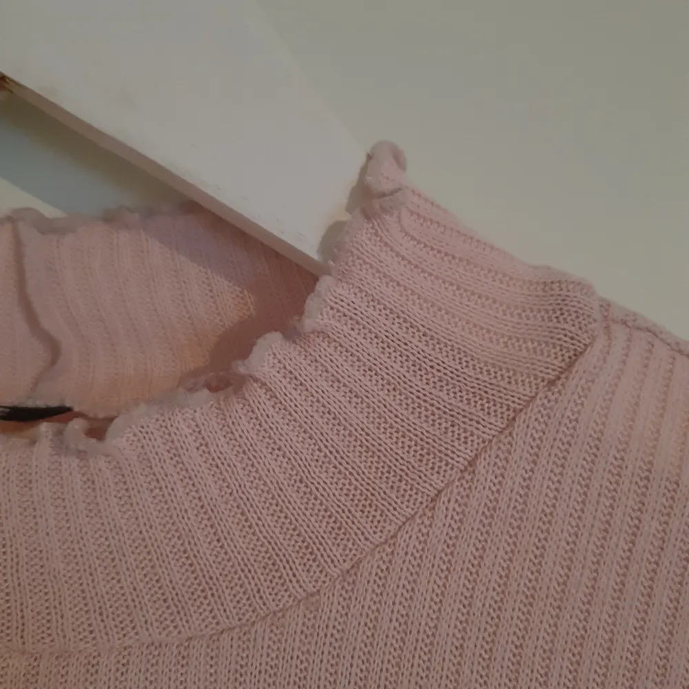 Supergullig långärmad turtleneck dom jag köpte här på plick för några år sedan! Tyvärr kommer den inte längre till användning längre men den är fortfarande i bra skick <3 Fråga gärna om det är något du undrar!. Toppar.