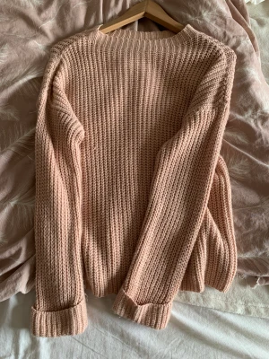 Rosa tröja  - En super fin tröja från hm!! Slut sålda på hemsidan, säljer för att den inte kommer till användning!💗🐙