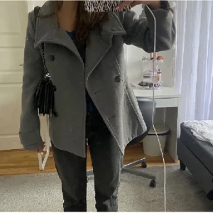 Kappa - Söt kappa ifrån h&m. Använd, skick 8/10. Passar fint nu till våren. OBS, lånade bilder 🙏💗