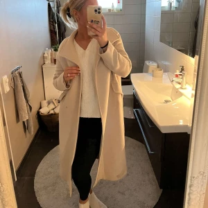 Beige kappa  - Säljer min kappa från mango som är använd fåtal gånger. Nypris 2000:- (slutsåld modell) 