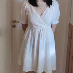 En söt vit studentklänning i storlek s. Har dragkedja. Använd endast en gång under min student förra året 🥰