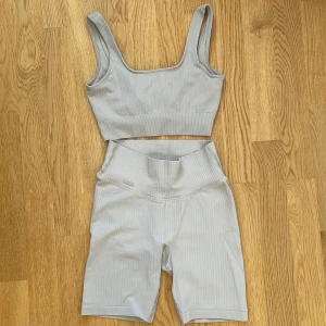 Träningsset Aim’n - Ljusgrått träningsset från Aim’n med bikershorts och sporttopp i storlek S på båda delarna. ✨