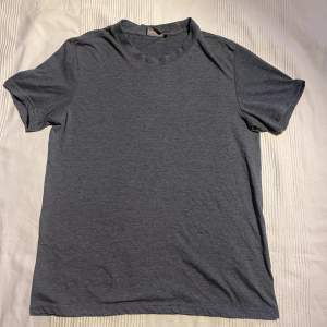 Vanlig grå T-shirt 