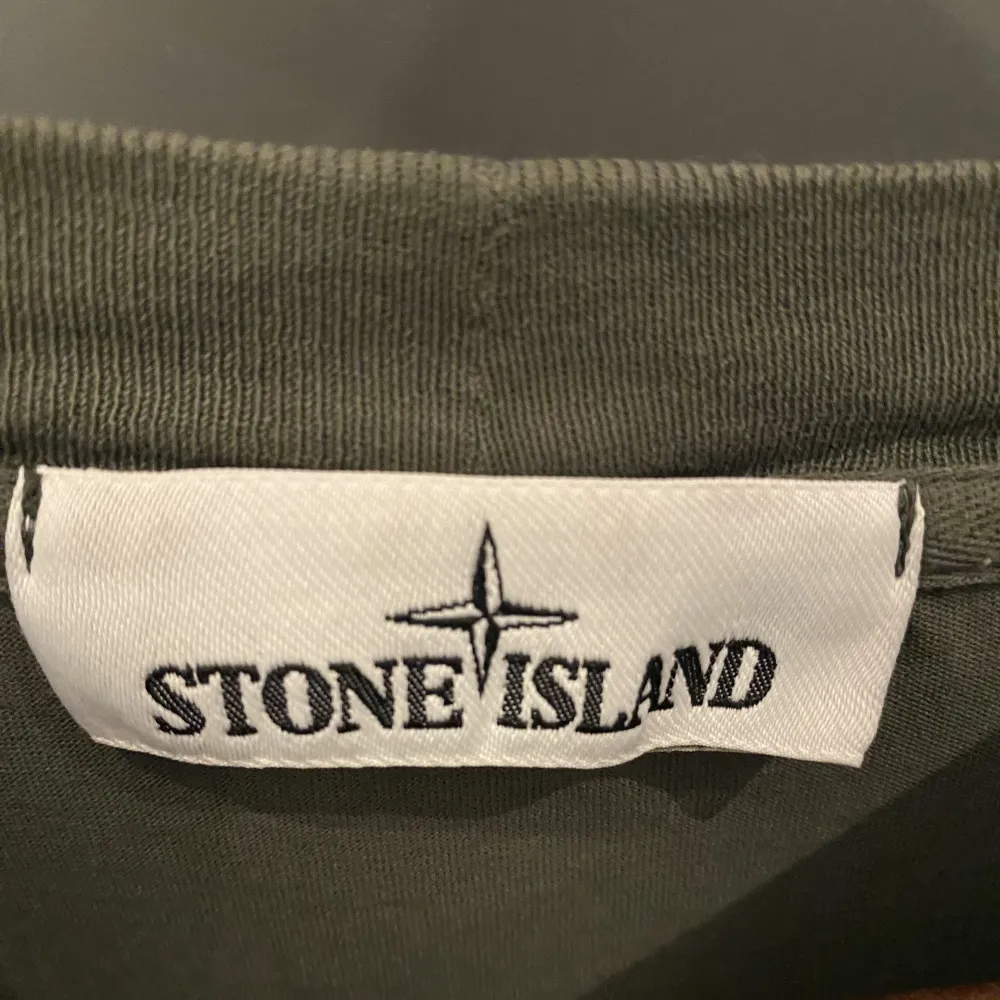 Stone Island tröja köpt på nk. Bra kvalitet. Burit den maximalt 2 gånger, . Tröjor & Koftor.