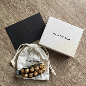 Balenciaga armband  - Armband från Balenciaga i läder med nitar. Väldigt sparsamt använd! Dustbag, box och kvitto skickas med.