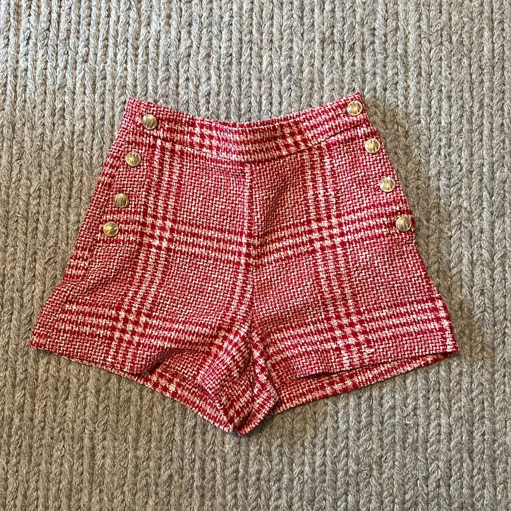 Gulliga röda shorts med guld detaljer från Zara i stl XS. Skicka medelande för fler bilder.. Shorts.