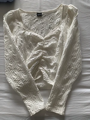Blus - Jättefin vit mönstrad blus från gina tricot, använder inte mycket och säljer därför❤️