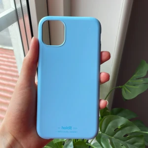 Holdit skal - Säljer detta fina blåa silikonskal från holdit. Den är lite sliten undertill vid ladduttaget där lite av silikonen lossnat men är i övrigt i bra skick!💙