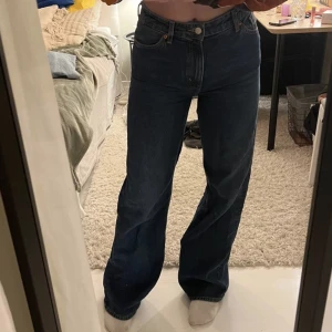 Yoko monki - Yoki jeans från monki. Vida i benen (bilder från förra säljaren)
