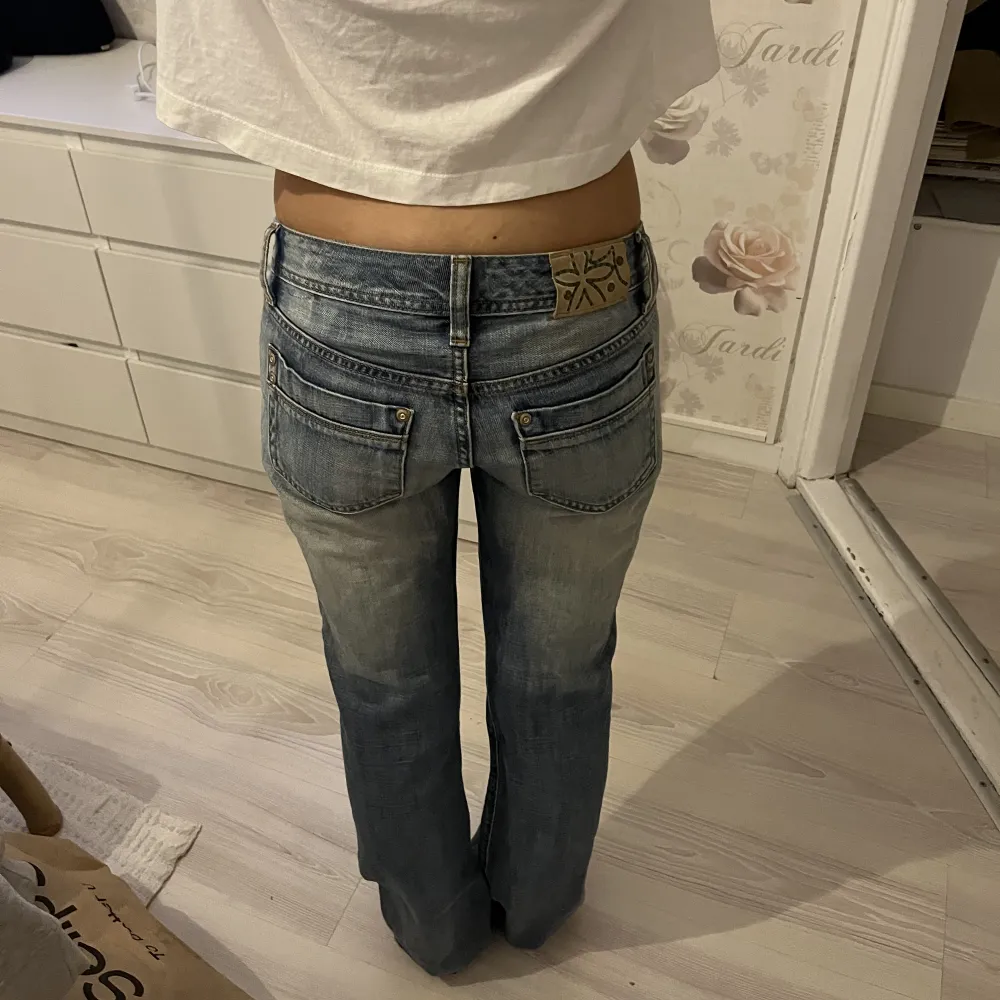 Säljer dessa lågmidjade jeans som jag köpte på second hand, vet inte märket💕. Jeans & Byxor.
