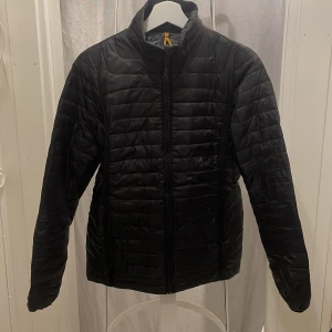 Svart dunjacka - Svart lite tunnare dunjacka i storlek S. Är i okej skick!