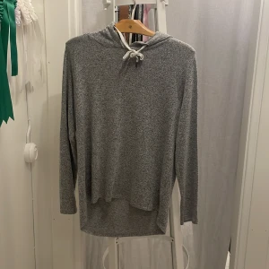 Grå tröja - Grå tröja i bra skick, använd ett par gånger endast