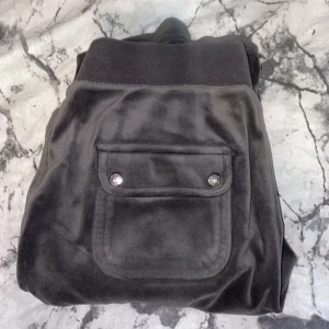 Juicy Couture Byxor - Säljer mina gråa Juicy Couture byxor då dom inte används, stolek XS💗skriv gärna för mer frågor och bilder!