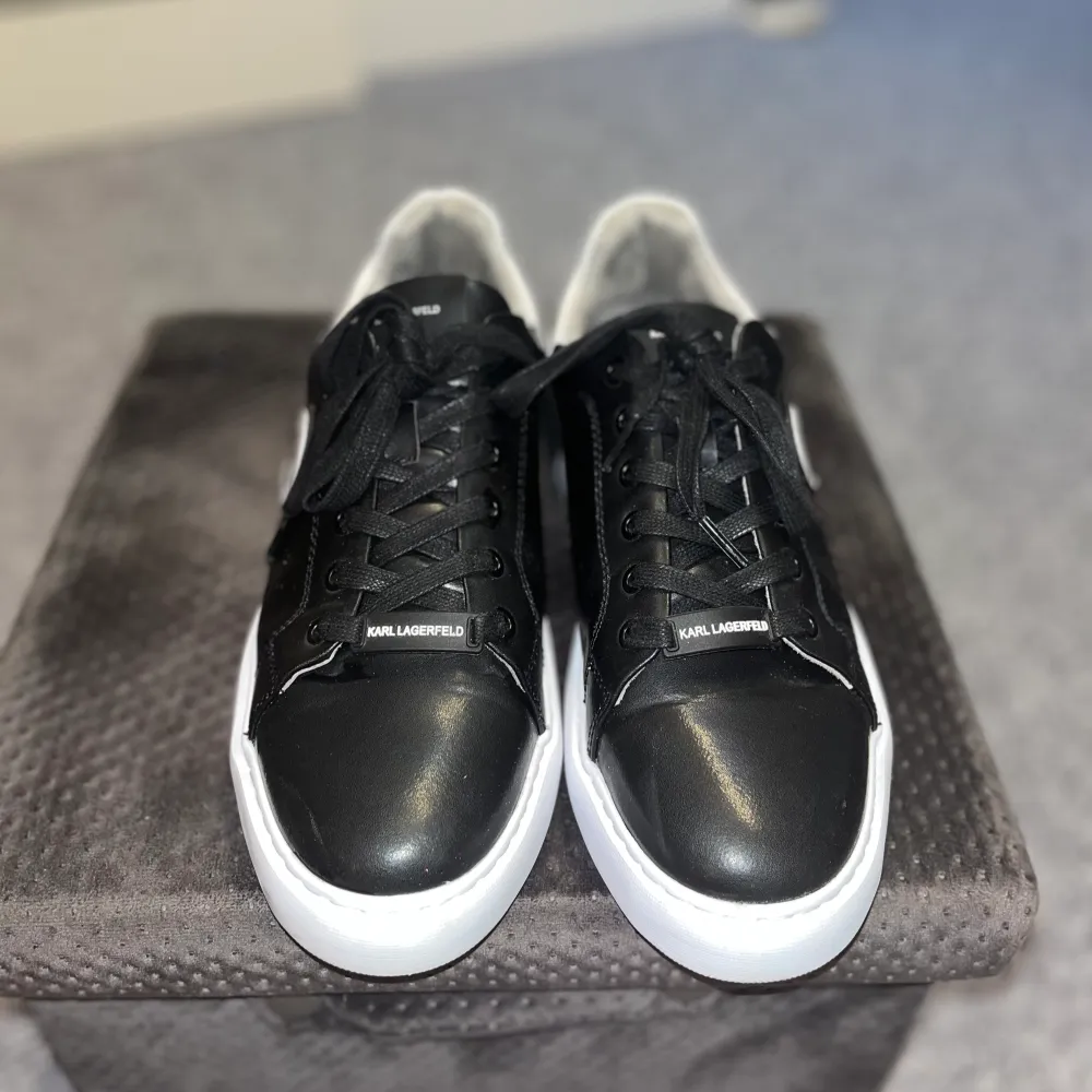 Karl Lagerfeld Sneakers Köpta i USA för 200$ = 2000kr Säljer pga att dom är lite för stora Skick 9/10. Skor.