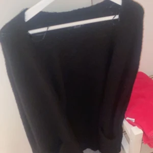 Stickad cardigan  - En svart cardigan i storlek L