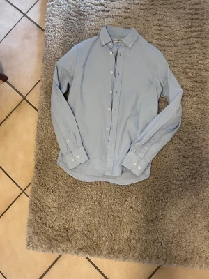 Skjorta - Inga hål eller fläckar osv, endast använd en gång  Sitter bra på mig som är 177  Nypris: 299  Köpare står för frakt