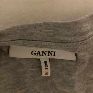 Ganni t shirt - Säljer min så fina ganni t-shirt❤️står inte npn storlek på men gissar att den är runt XS❤️