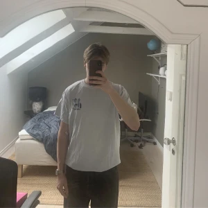 Vintage supply tshirt - Lånade bilder från förra ägaren! Han är 180 cm lång :) Den är jättesnygg men säljer då den är för stor på mig 😭😭 Köpt från junkyard, märket vintage supply! 