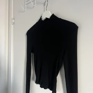 Turtleneck - Oanvänd svart turtleneck ifrån Bik Bok. Pris kan diskuteras. 