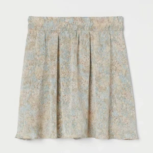 Sommarkjol - Jättefin kjol från H&M med unikt mönster som även har tunna shorts under. Sparsamt använd. Möts upp i Sthlm, annars står köparen för frakten 💜💕