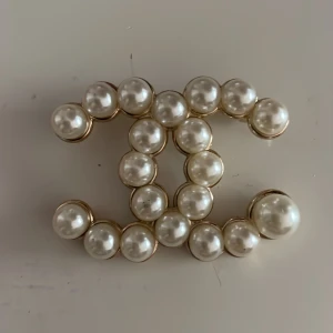 Brosch med päry - Cc brosch med pärlor 