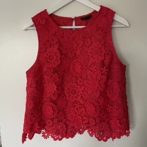 Fin topp/blus  - Fin topp från TOPSHOP. Knappt använd, så mycket fint skick. Passar 38/40 i storlek