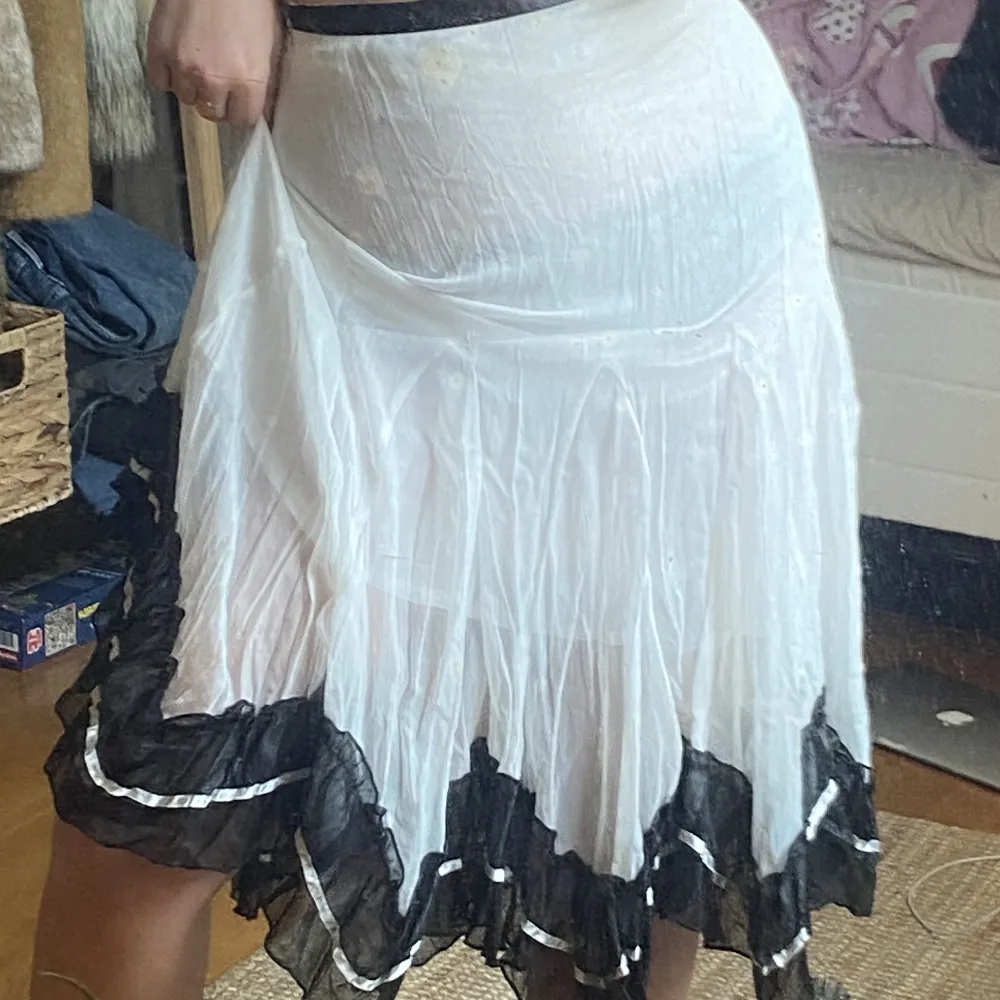 Så vacker kjol, perfekt till sommaren! Köpt secondhand men själv aldrig använd!. Kjolar.