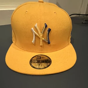 New era yankees fitted cap gul - Helt oanvänd men beställde fel  Storlek 7 5/8 eller 60,6 cm Kan gå ned i pris om snabbt och smiddigt köp 
