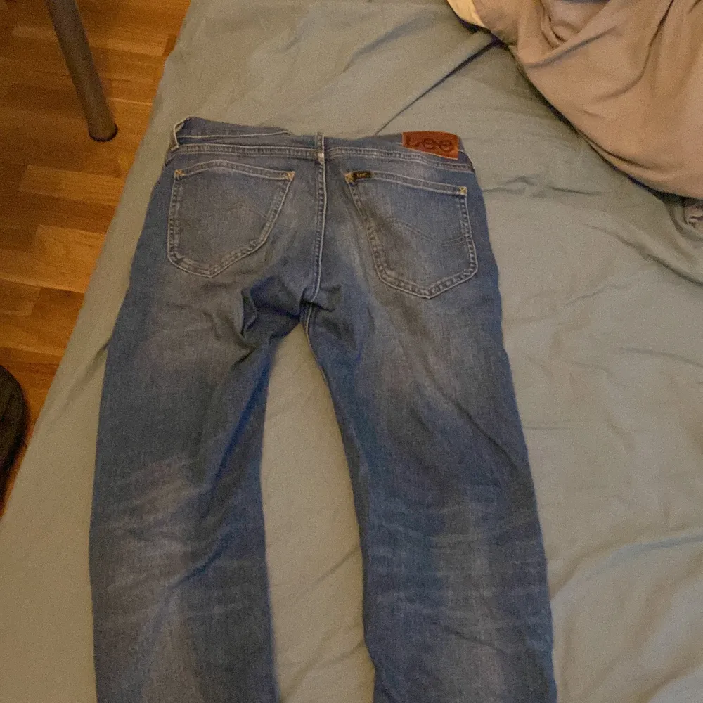 Säljer min Jeans från Lee då den blivit för små, dem är som nya. . Jeans & Byxor.