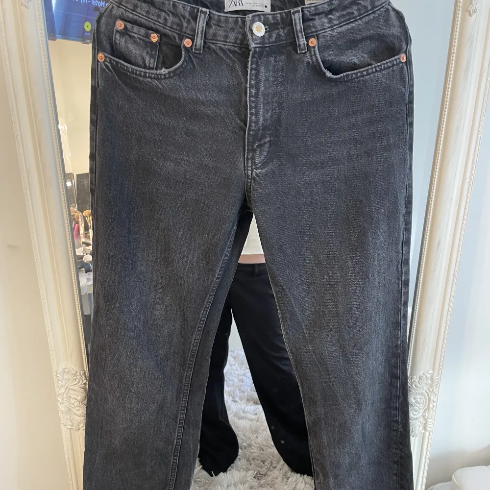 Ett par sjuuukt snygga svarta straight mid waist jeans från zara💓 💓 använda men i bra skick! se defekt på byxknappen på bild 3, säljer likadana fast blåa!. Jeans & Byxor.