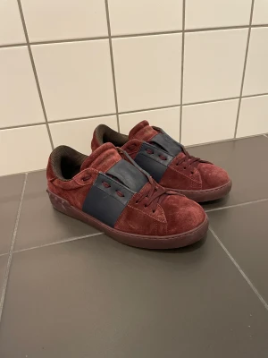 Valentino Open Mocha  - Valentino Open Sneaker Vinröd Mocha Storlek: 42,5  Skick: 9/10 Retail: 7000 Mitt pris: 2689kr Skriv vid frågor eller funderingar🤗