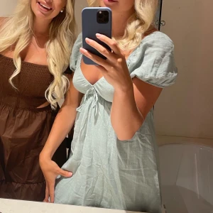 Bershka klänning - Superfin Mintgrön klänning ifrån Bershka med cut out på sidorna. Storlek M💗