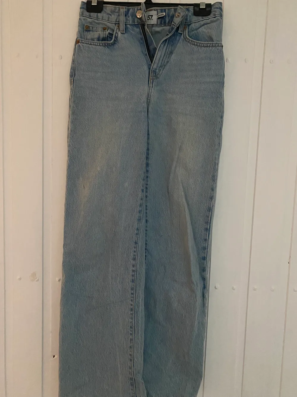 Blåa straight leg jeans från lager 157. Modell boulevard och är i storlek XXS. Det finns en liten fläck på benet som har varit svår att få bort i tvätten, men annars mycket fint skick. Jeans & Byxor.