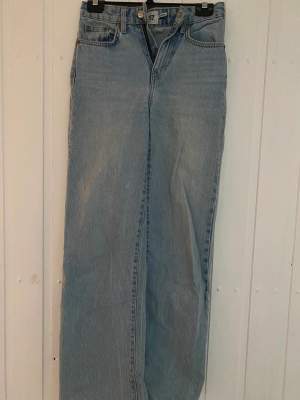 Blåa straight leg jeans från lager 157. Modell boulevard och är i storlek XXS. Det finns en liten fläck på benet som har varit svår att få bort i tvätten, men annars mycket fint skick
