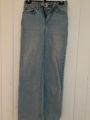 Straight leg jeans  - Blåa straight leg jeans från lager 157. Modell boulevard och är i storlek XXS. Det finns en liten fläck på benet som har varit svår att få bort i tvätten, men annars mycket fint skick