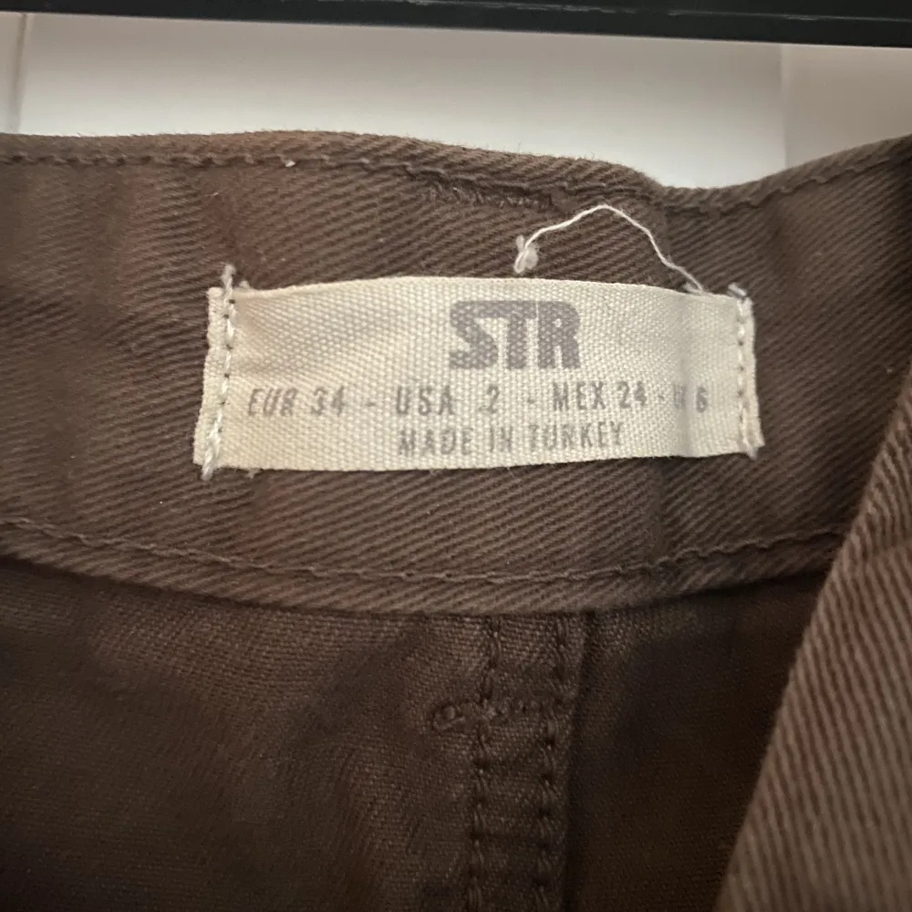 Bruna cargo pants från Zalando. Jeans & Byxor.
