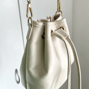 Väska💛 - Fin handväska, som köptes förra sommaren❤️skulle de önskas fler bilder så fixar jag de gärna! 