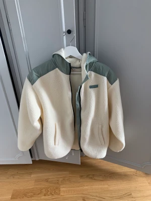 Teddyjacka - Teddyjacka från Cubus med fina gröna detaljer. Storlek 158/164 men skulle säga som en small för den är rätt boxig i modellen. Sparsamt använd💗❤️🤩