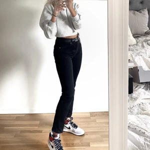 Jeans - Svarta byxor från ginatricot storlek 40. Jag är 177 cm lång och bär vanligtvis S