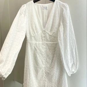 Vit klänning🤍 - Säljer denna klänning, passar perfekt till studenten. Säljer då den var för stor för mig, den är endast testad.