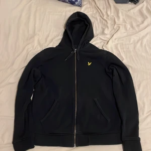 Lyle & Scott Zip Hoodie - Säljer min skit snygga Lyle & Scott Zip Hoodie då jag har växt ur den. Skick är 7/10. Original pris 700