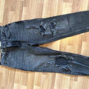 Jeans - Mango - Mom jeans från Mango! Mycket fina jeans som knappt är använda! Svarta/gråa. 💕