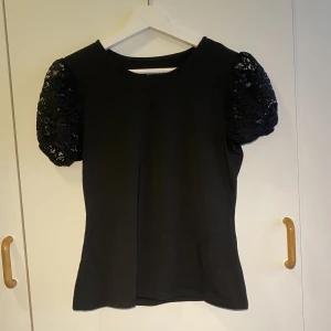 T-shirt  - En svart T-shirt med en kort spets ”arm”. Den är oanvänd. Tyvärr sitter ”armarna” väldigt tajt på mina armar, jag har lite större armar. Annars superfin❣️