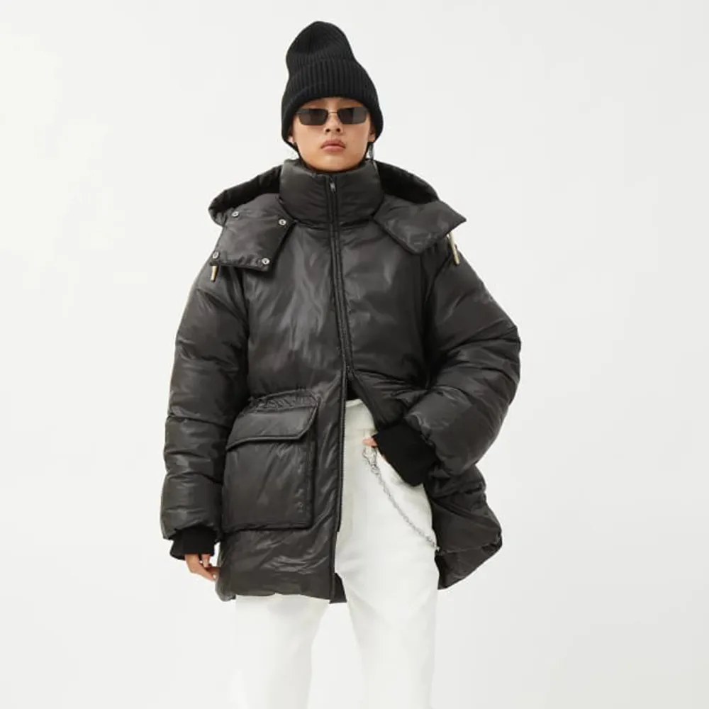 Weekday: ”Martine Puffer Jacket”   Superfin o skön vinterjacka i strl M.  Använd men i gott skick. Resorband i midjan man kan välja att dra åt.  Pris kan diskuteras🥰  . Jackor.