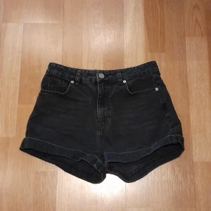 Svarta jeans shorts strl 36 - High waisted shorts från Gina Tricot i stolek 36 (s/m). Använt skick. Säljer pga för små. Kontakta gärna om frågor!