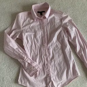 Jättefin slimfit skjorta från GANT i storlek 36. Använd endast en gång och har inga anmärkningar förutom att den är skrynklig.