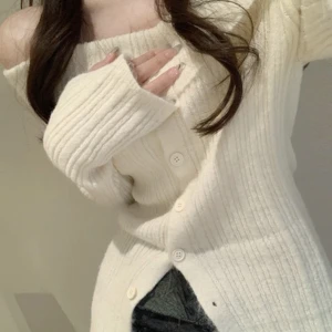 off shoulder/polo tröja - säljer denna vita stickade tröja då den är för liten för mig. den går att ha både som turtle neck och som off shoulder! bild 1 är lånad från hemsidan!