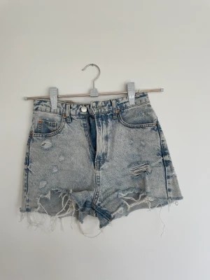 Vintage shorts  - Vintage blåa slitna shorts från stradivarius, skriv för fler bilder💗💗