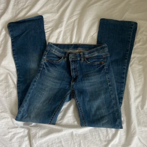 Lågmidjade jeans  - Jättefina Lågmidjade bootcut jeans köpta second hand❤️ Storlek 25❤️